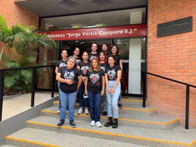Cristina with the library team at Biblioteca Jorge Vértiz Campero, S.J., IBERO León